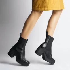 AKAADA SHOES Momo Black Leather Chelsea Boots