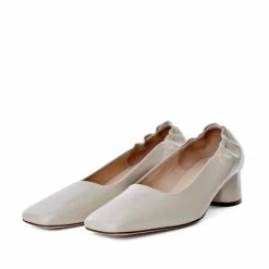 AKAADA SHOES Nyoko Cream Soft Naplak Pumps