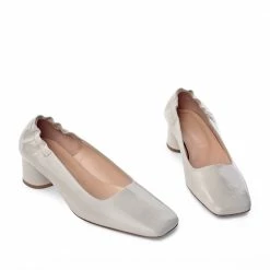 AKAADA SHOES Nyoko Cream Soft Naplak Pumps