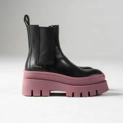 COPENHAGEN STUDIOS NEW IN Vitello Black Fuchsia Chelsea Boots